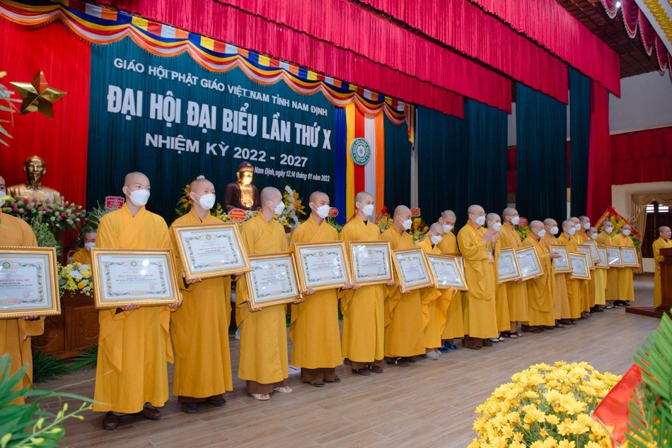 Chư tôn đức nhận Bằng tuyên dương công đức