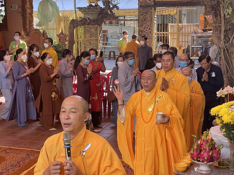 Sái tịnh cầu nguyện công trình trùng tu chùa Viên Giác Sái tịnh cầu nguyện công trình trùng tu chùa Viên Giác