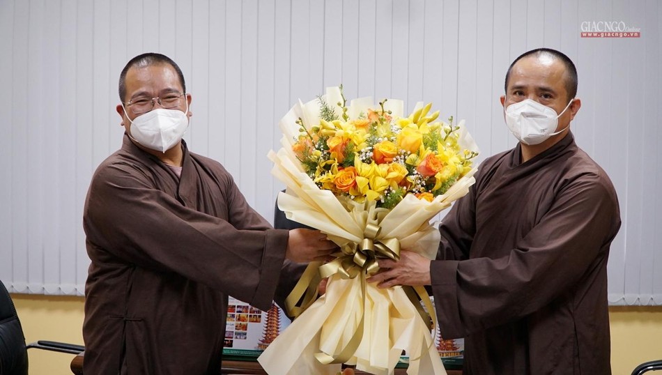Thượng tọa Thích Tâm Hải tặng hoa chúc mừng Thượng tọa Thích Hải Đạt Thượng tọa Thích Tâm Hải tặng hoa chúc mừng Thượng tọa Thích Hải Đạt