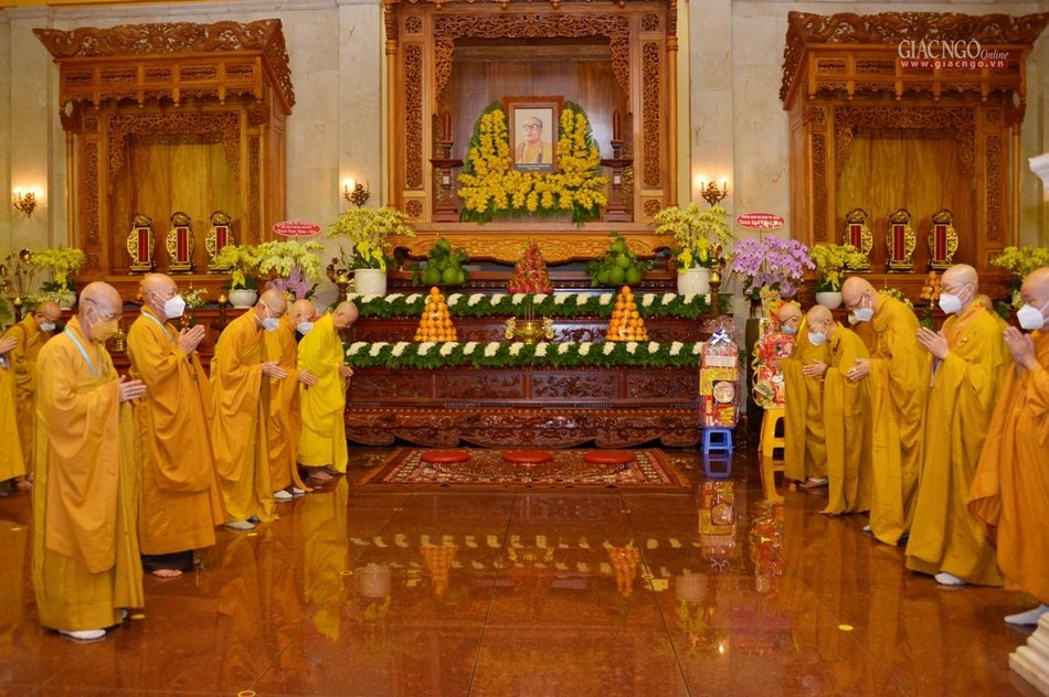 Đảnh lễ chư Tổ sư tại Tổ đường Việt Nam Quốc Tự Đảnh lễ chư Tổ sư tại Tổ đường Việt Nam Quốc Tự