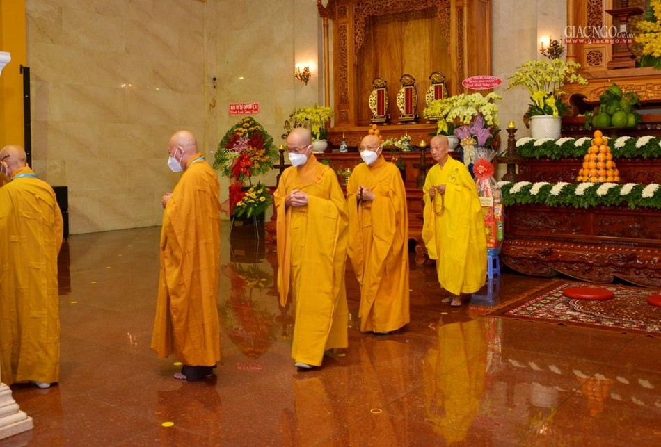 Từ Tổ đường đến chánh điện Việt Nam Quốc Tự Từ Tổ đường đến chánh điện Việt Nam Quốc Tự