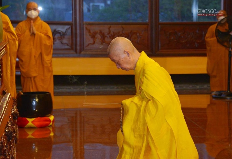 Trưởng lão Hòa thượng Quyền Pháp chủ GHPGVN niêm hương Tam bảo Trưởng lão Hòa thượng Quyền Pháp chủ GHPGVN niêm hương Tam bảo