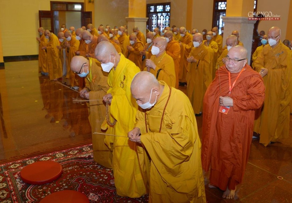 Chư tôn giáo phẩm Hội đồng Chứng minh, Hội đồng Trị sự thành kính dâng hương tưởng niệm Chư tôn giáo phẩm Hội đồng Chứng minh, Hội đồng Trị sự thành kính dâng hương tưởng niệm