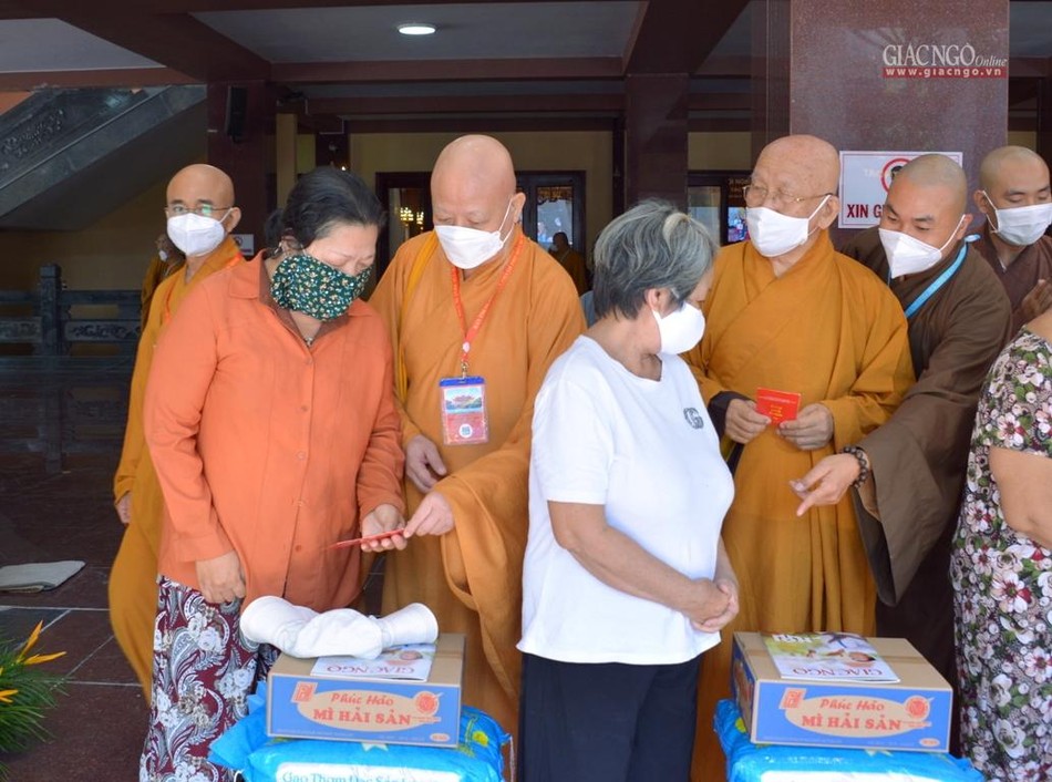 Chư tôn đức trao những phần quà Tết chia sẻ đến bà con Chư tôn đức trao những phần quà Tết chia sẻ đến bà con