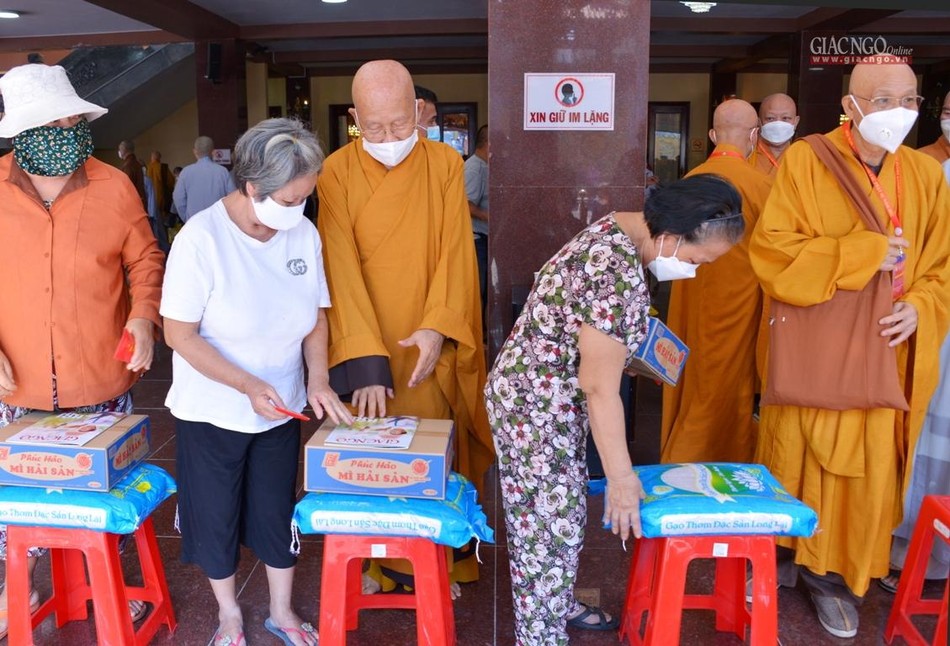 Chư tôn đức trao quà Tết đến những gia đình khó khăn bên thềm Xuân Nhâm Dần Chư tôn đức trao quà Tết đến những gia đình khó khăn bên thềm Xuân Nhâm Dần