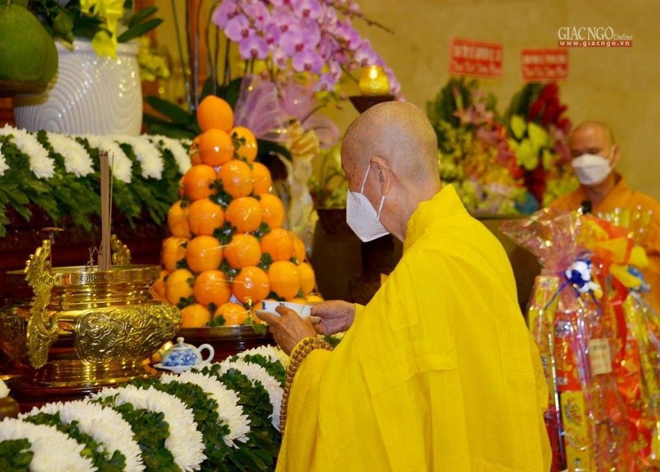Trưởng lão Hòa thượng Quyền Pháp chủ GHPGVN dâng trà cúng dường Trưởng lão Hòa thượng Quyền Pháp chủ GHPGVN dâng trà cúng dường