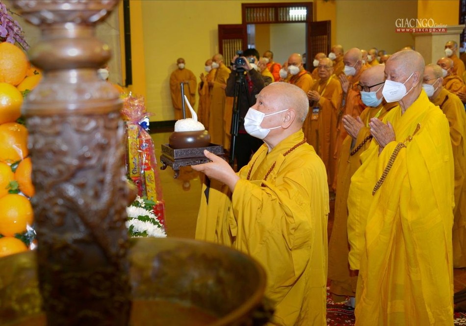 Hòa thượng Chủ tịch dâng tiểu thực cúng dường Hòa thượng Chủ tịch dâng tiểu thực cúng dường