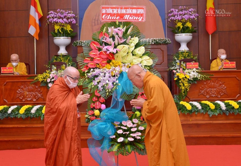 Hòa thượng Thích Như Niệm đại diện Hội đồng Chứng minh tặng hoa chúc mừng