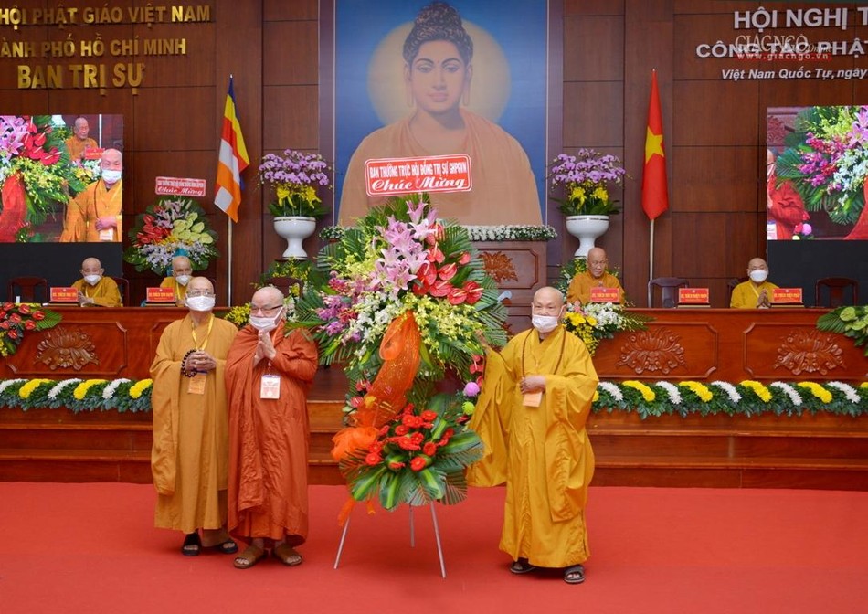 Hòa thượng Thích Thiện Nhơn tặng hoa chúc mừng