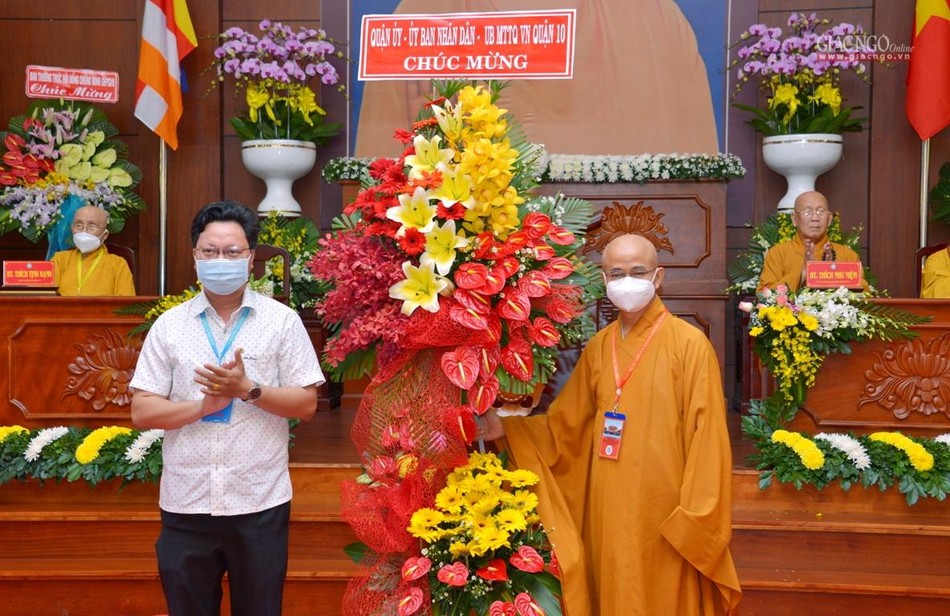 Đại diện lãnh đạo Quận ủy, HĐND, UBND quận 10 tặng hoa chúc mừng