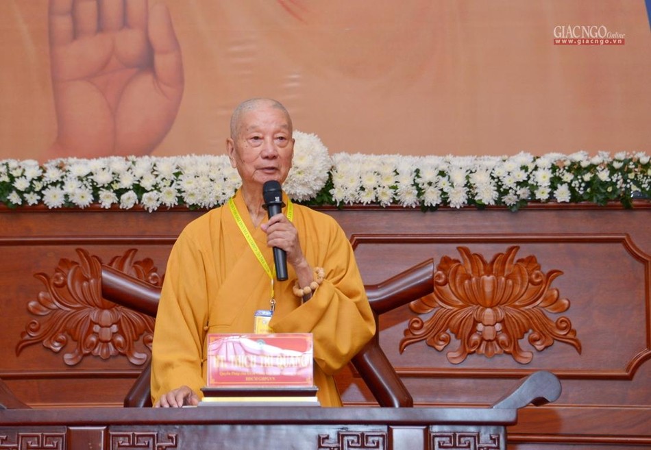 Trưởng lão Hòa thượng Thích Trí Quảng lấy ý kiến đại biểu tham dự hội nghị