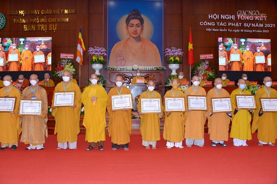 Hòa thượng Thích Thiện Thống trao Bằng tuyên dương công đức của GHPGVN đến đại diện các đơn vị Phật giáo trực thuộc