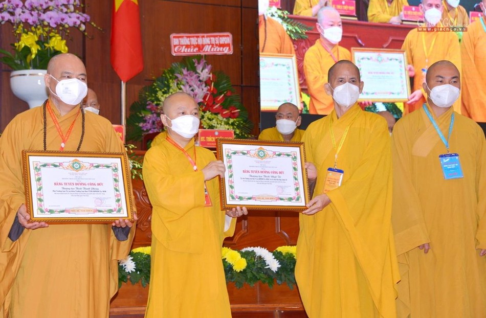 Thượng tọa Thích Nhật Từ nhận Bằng tuyên dương công đức