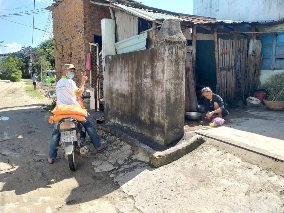 Trao quà tận nhà đến bà con Trao quà tận nhà đến bà con