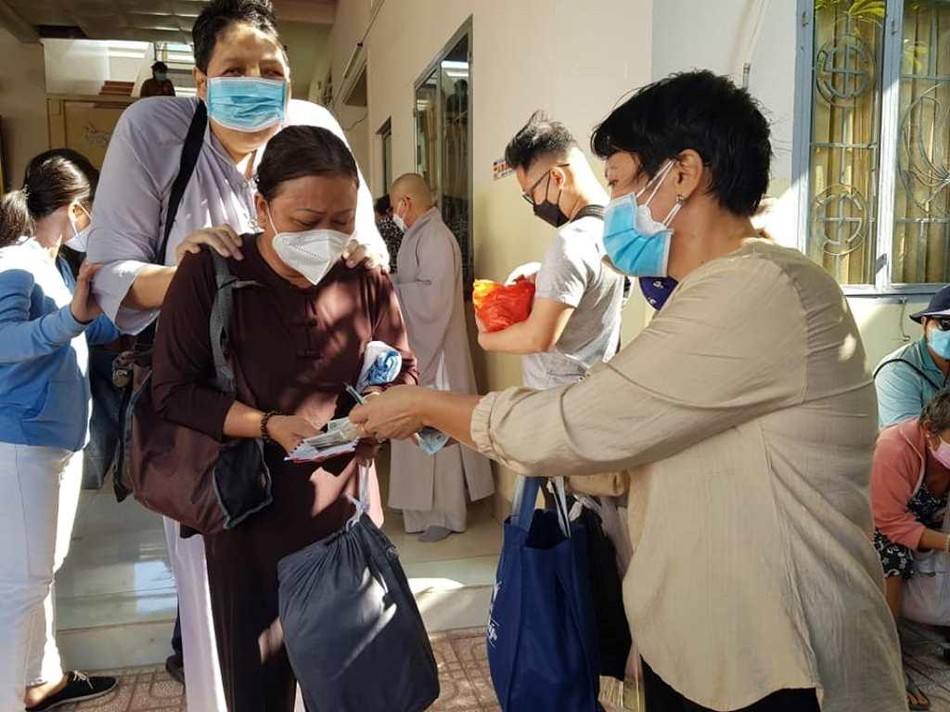 Trao quà đến người khiếm thị Trao quà đến người khiếm thị