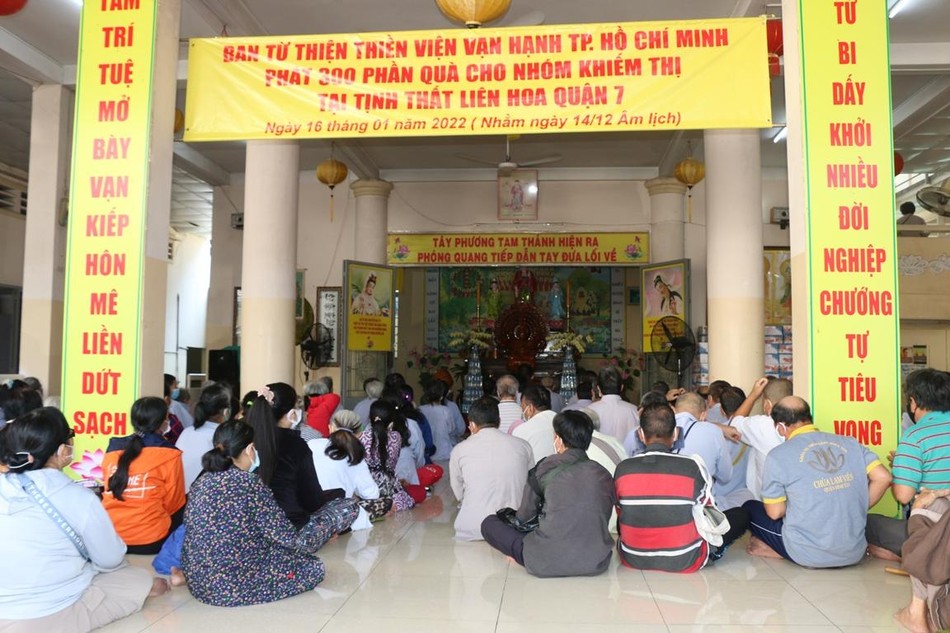 Ban Từ thiện thiền viện Vạn Hạnh tặng quà đến người khiếm thị Ban Từ thiện thiền viện Vạn Hạnh tặng quà đến người khiếm thị