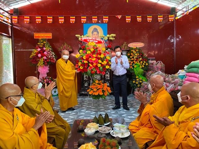 Thượng tọa Thích Trung Nguyện nhận hoa chúc mừng của đại diện chính quyền địa phương Thượng tọa Thích Trung Nguyện nhận hoa chúc mừng của đại diện chính quyền địa phương