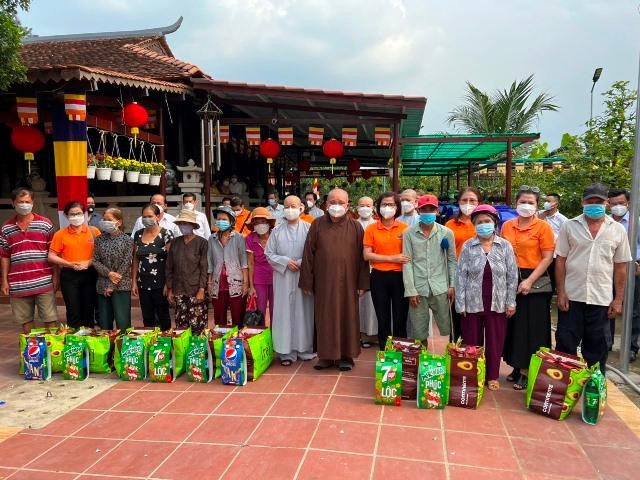 Thượng tọa Thích Trung Nguyện trao 300 phần quà Tết đến người nghèo địa phương Thượng tọa Thích Trung Nguyện trao 300 phần quà Tết đến người nghèo địa phương