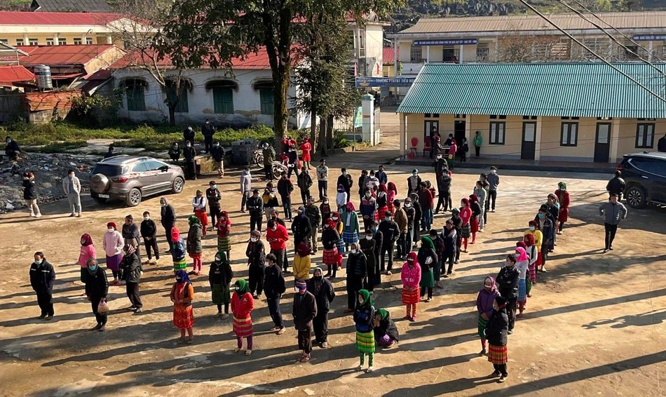 Bà con vùng cao đến nhận quà do Đại đức Thích Thanh Lâm kết hợp địa phương tổ chức Bà con vùng cao đến nhận quà do Đại đức Thích Thanh Lâm kết hợp địa phương tổ chức