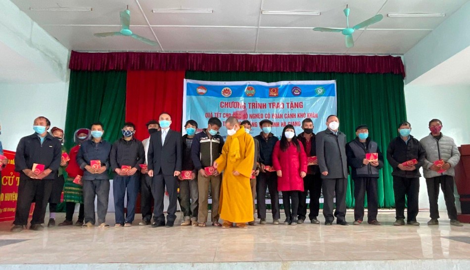 Đại đức Thích Thanh Lâm đại diện Ban Từ thiện - Xã hội Phật giáo TP.HCM trao quà Tết đến bà con Đại đức Thích Thanh Lâm đại diện Ban Từ thiện - Xã hội Phật giáo TP.HCM trao quà Tết đến bà con