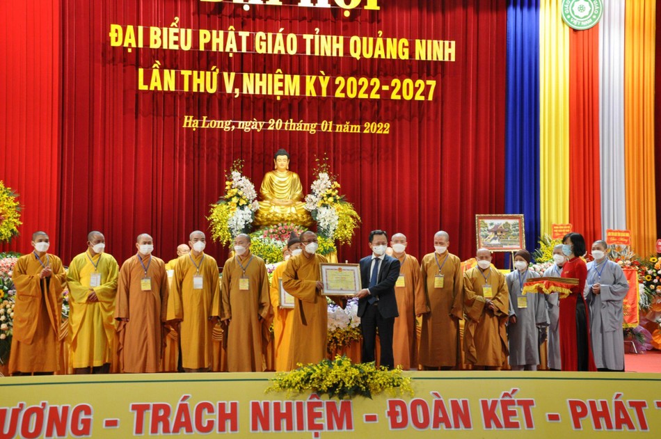 Đại diện lãnh đạo tỉnh tặng Bằng khen cho các nhân, tập thể Đại diện lãnh đạo tỉnh tặng Bằng khen cho các nhân, tập thể