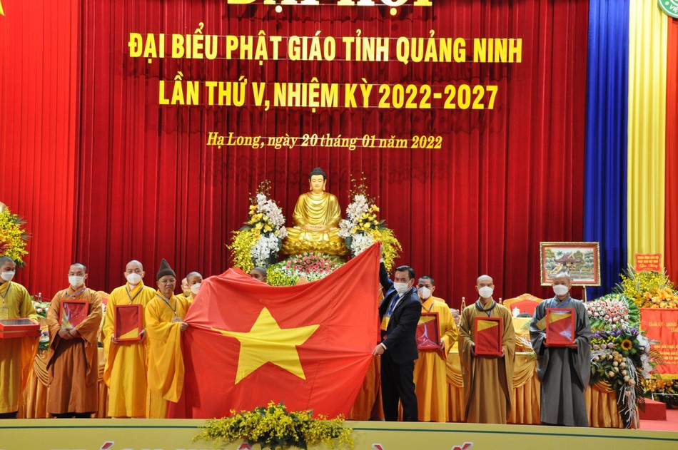 Hòa thượng Thích Thanh Quyết, cùng ông Hoàng Đức Hạnh, Phó Chủ tịch UBMTTQVN tỉnh Quảng Ninh cùng trao cờ Tổ quôc đến các chùa, cơ sở tự viện Hòa thượng Thích Thanh Quyết, cùng ông Hoàng Đức Hạnh, Phó Chủ tịch UBMTTQVN tỉnh Quảng Ninh cùng trao cờ Tổ quôc đến các chùa, cơ sở tự viện