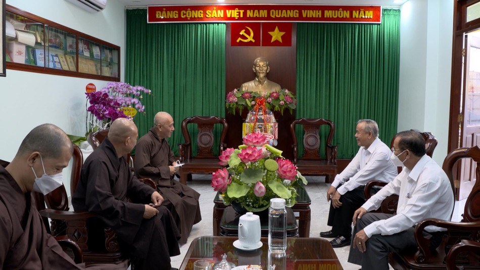 Ông Nguyễn Văn Lưu tiếp Hòa thượng Thích Huệ Thông tại trụ sở Ban Dân vận Thành ủy