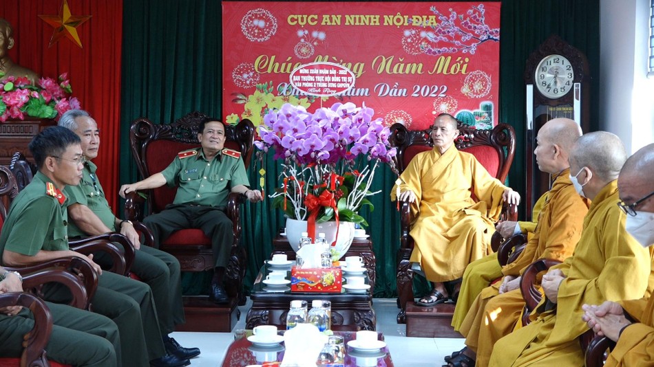 Thiếu tướng Đoàn Minh Lý tiếp Hòa thượng Thích Thiện Thống cùng đoàn chư tôn đức