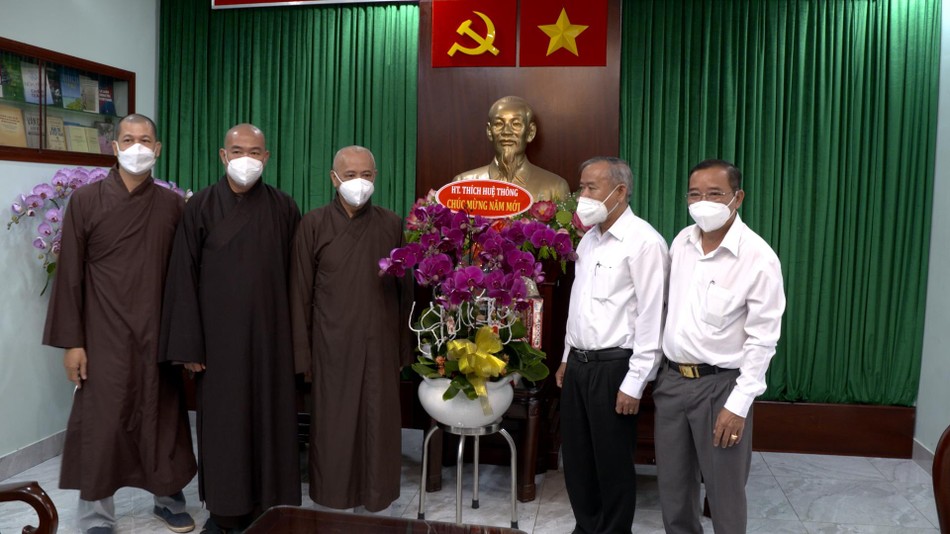 Hòa thượng Thích Huệ Thông tặng hoa chúc Tết tại Ban Dân vận Thành ủy TP.HCM