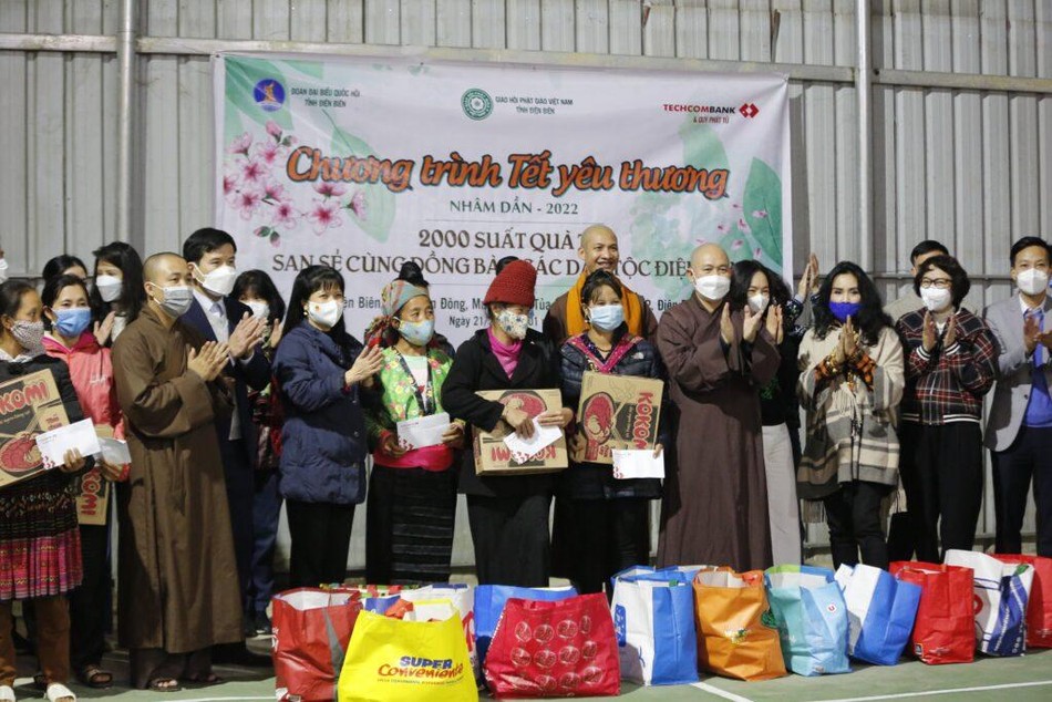 Ban Trị sự Phật giáo Điện Biên cũng tặng 300 phần quà Tết đến đồng bào 2 xã huyện Điện Biên