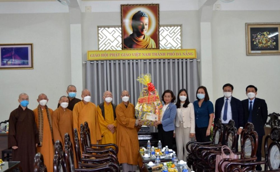 Bà Ngô Thị Kim Yến tặng quà chức Tết đến chư tôn đức Ban Trị sự Phật giáo TP.Đà Nẵng Bà Ngô Thị Kim Yến tặng quà chức Tết đến chư tôn đức Ban Trị sự Phật giáo TP.Đà Nẵng