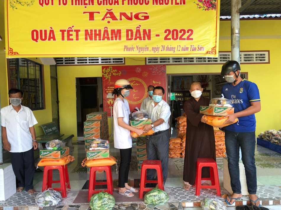 Chùa Phước Nguyên trao quà Tết đến những hộ nghèo