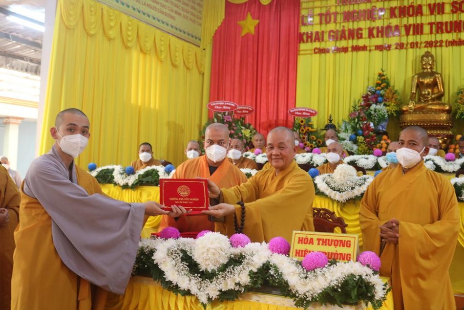 Hòa thượng Thích Minh Thiện trao chứng chỉ tốt nghiệp Hòa thượng Thích Minh Thiện trao chứng chỉ tốt nghiệp