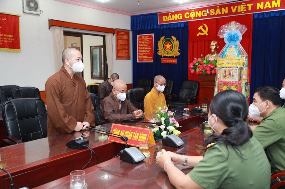 Thượng tọa Thích Quang Thạnh chúc Tết đến lãnh đạo Ban Chỉ huy Công an quận Tân Bình Thượng tọa Thích Quang Thạnh chúc Tết đến lãnh đạo Ban Chỉ huy Công an quận Tân Bình