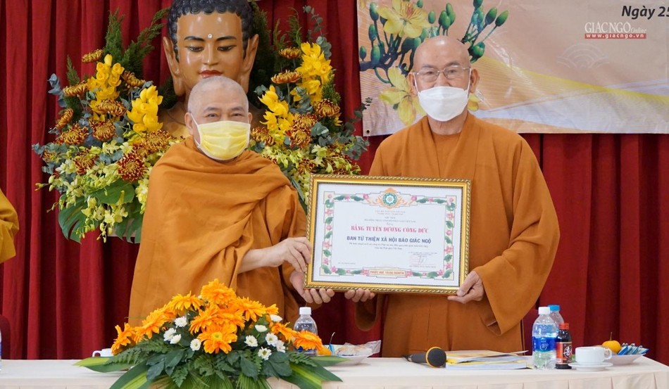 Hòa thượng Thích Giác Toàn trao Bằng tuyên dương công đức của Ban Trị sự GHPGVN TP.HCM đến Hòa thượng Thích Tâm Viên Hòa thượng Thích Giác Toàn trao Bằng tuyên dương công đức của Ban Trị sự GHPGVN TP.HCM đến Hòa thượng Thích Tâm Viên
