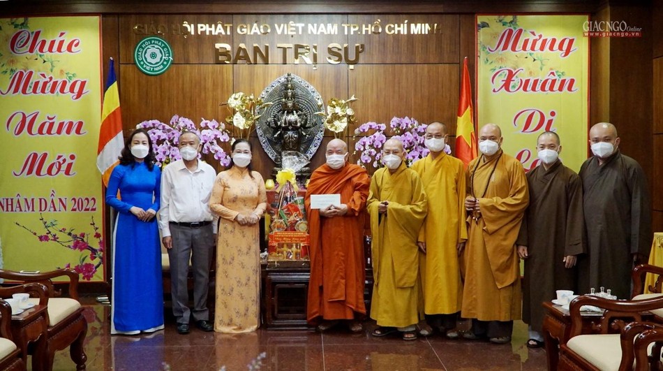 Chụp ảnh lưu niệm tại trụ sở Ban Trị sự - Việt Nam Quốc Tự Chụp ảnh lưu niệm tại trụ sở Ban Trị sự - Việt Nam Quốc Tự