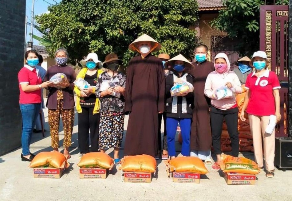 Thượng tọa Thích Thông Huệ trao quà Tết Thượng tọa Thích Thông Huệ trao quà Tết