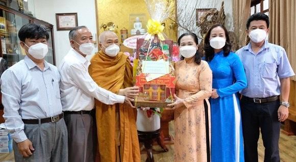 Bà Nguyễn Thị Lệ tặng quà chúc xuân đến Hòa thượng Thích Giác Toàn - Ảnh: SGSP Bà Nguyễn Thị Lệ tặng quà chúc xuân đến Hòa thượng Thích Giác Toàn - Ảnh: SGSP