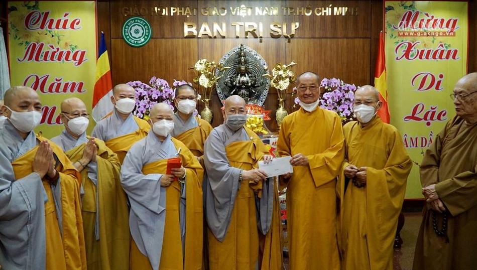 Trao cúng dường chư tôn đức Ban Trị sự Phật giáo TP.HCM Trao cúng dường chư tôn đức Ban Trị sự Phật giáo TP.HCM
