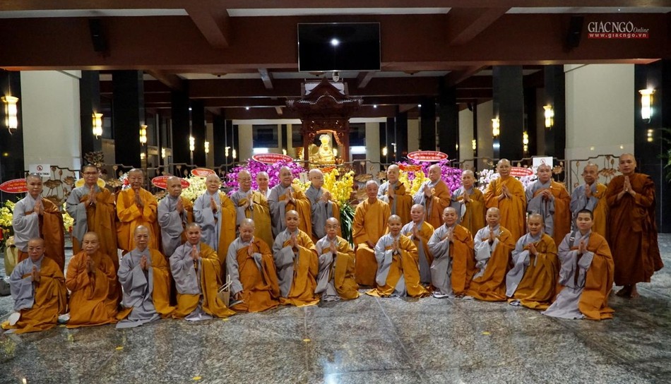 Chụp ảnh lưu niệm cùng Đức Trưởng lão Hòa thượng Quyền Pháp chủ GHPGVN tại chùa Huê Nghiêm Chụp ảnh lưu niệm cùng Đức Trưởng lão Hòa thượng Quyền Pháp chủ GHPGVN tại chùa Huê Nghiêm