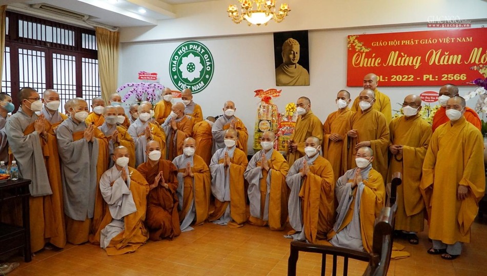 Chụp ảnh lưu niệm tại cùng chư tôn giáo phẩm Hội đồng Trị sự Chụp ảnh lưu niệm tại cùng chư tôn giáo phẩm Hội đồng Trị sự