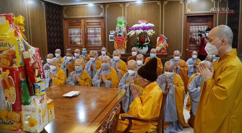 Chư Ni đảnh lễ Trưởng lão Hòa thượng Thích Đức Nghiệp Chư Ni đảnh lễ Trưởng lão Hòa thượng Thích Đức Nghiệp