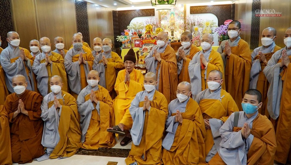 Chụp ảnh lưu niệm tại tổ đình Vĩnh Nghiêm Chụp ảnh lưu niệm tại tổ đình Vĩnh Nghiêm