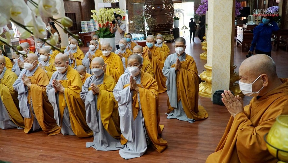 Ni trưởng Thích nữ Nhật Khương thây mặt chư Ni tác bạch khánh tuế Hòa thượng Chủ tịch Ni trưởng Thích nữ Nhật Khương thây mặt chư Ni tác bạch khánh tuế Hòa thượng Chủ tịch