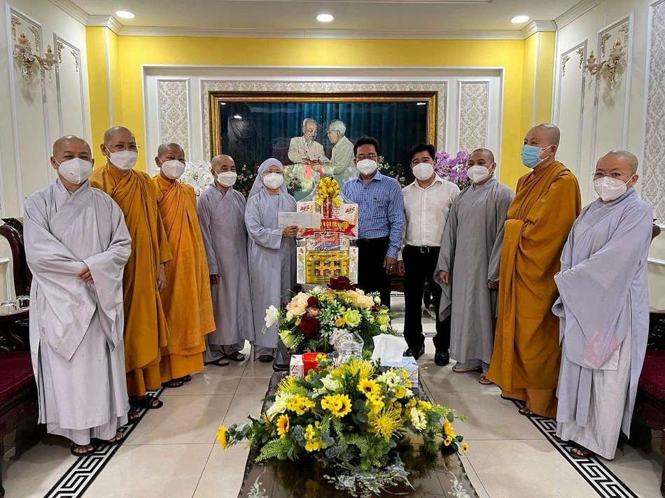 Ni trưởng Thích nữ Như Thảo tặng quà chúc Tết tại Văn phòng UBND TP.HCM