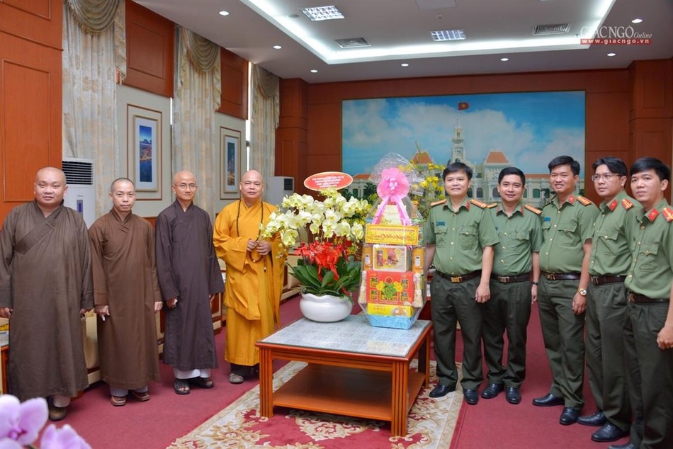 Thượng tọa Thích Thanh Phong chúc Tết đến tại Công an TP.HCM