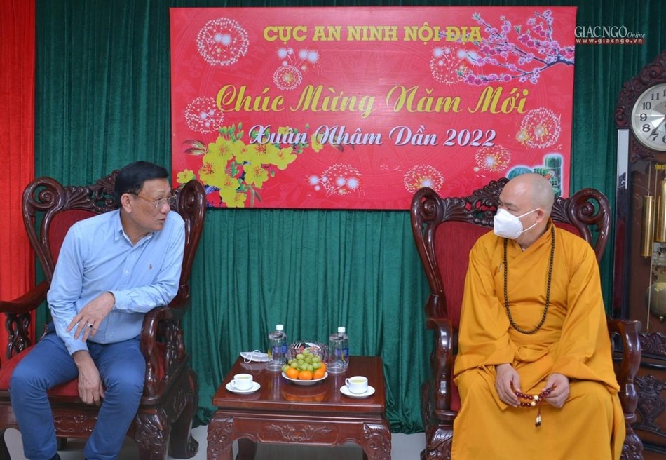 Thiếu tướng Phạm Ngọc Việt tiếp Thượng tọa Thích Thanh Phong