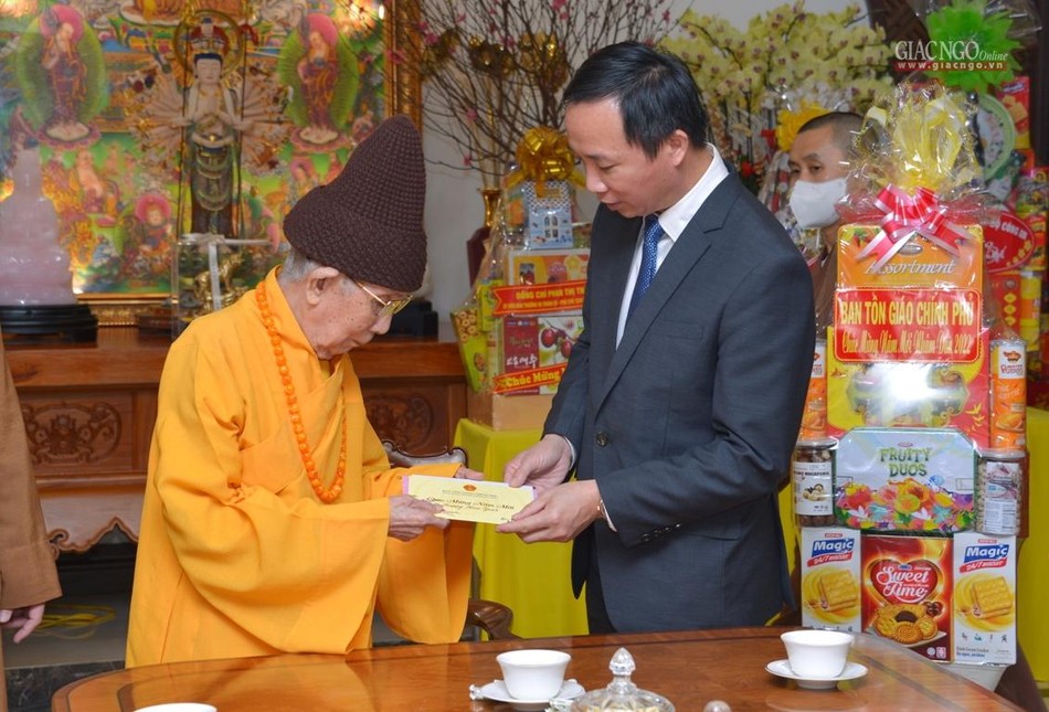 Trao thiệp chúc xuân đến Hòa thượng Phó Pháp chủ GHPGVN