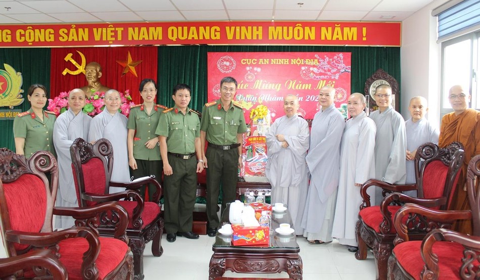 Chư Ni chúc Tết đến tại Phòng An ninh nội địa - Bộ Công an - Ảnh: D.Hòa