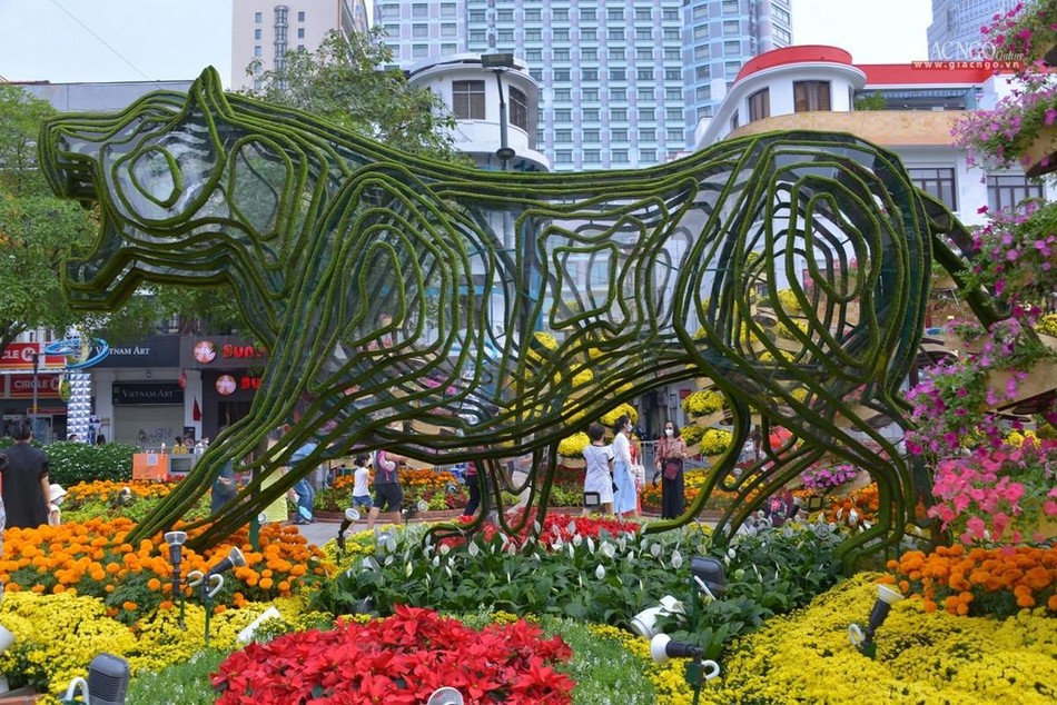 Linh vật hổ được thiết trí ở nhiều tiểu cảnh biểu trưng cho sức mạnh